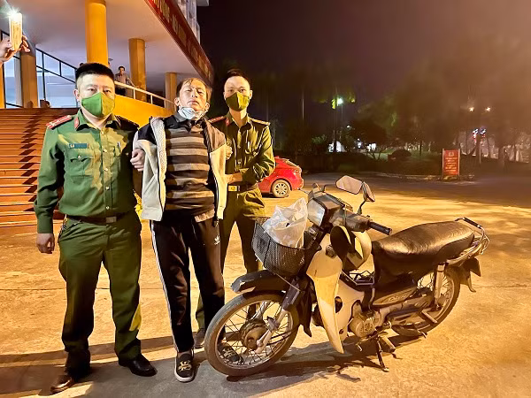 Liên quan tới vụ thảm sát bố mẹ và em gái ở Bắc Giang, ngày 25/10, Công an tỉnh Bắc Giang cho biết đang tạm giữ Trần Văn Hiếu (47 tuổi, trú tại thôn Tuấn Mỹ, xã Tân Thanh, huyện Lạng Giang, tỉnh Bắc Giang) để điều tra về tội "Giết người". 