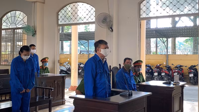 Nguoi chi 20 ti de 'day giam doc Cong an khoi An Giang' khai gi tai toa?