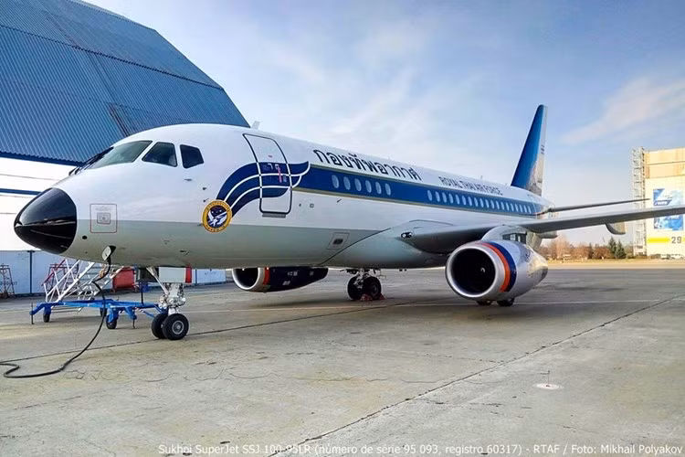 Chuyên cơ Sukhoi Superjets (SSJ-100) được trang bị cặp động cơ PowerJet SaM146-1S18 cung cấp lực đẩy 79kN/chiếc cho tốc độ bay tối đa 870km/h ở trần bay 12,2km, tốc độ hành trình 828km/h ở trần bay 12,2km.
