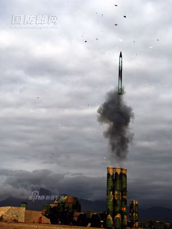 Hiện Trung Quốc đã ký hợp đồng mua tổ hợp tên lửa S-400 Triumf từ Nga.