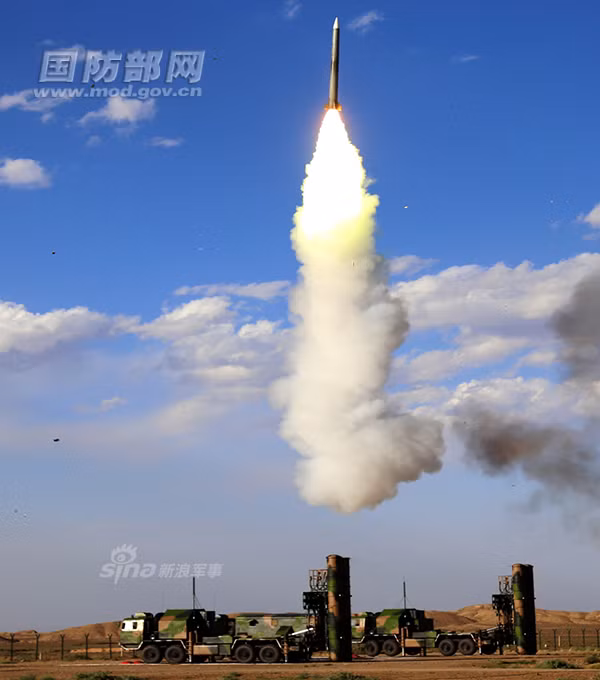 Theo một số nguồn tin, Trung Quốc hiện có khoảng 15 tiểu đoàn tên lửa phòng không S-300PMU2 mua của Nga. Ngoài ra còn vô số các tổ hợp tên lửa HQ-9 sao chép S-300 không phép.