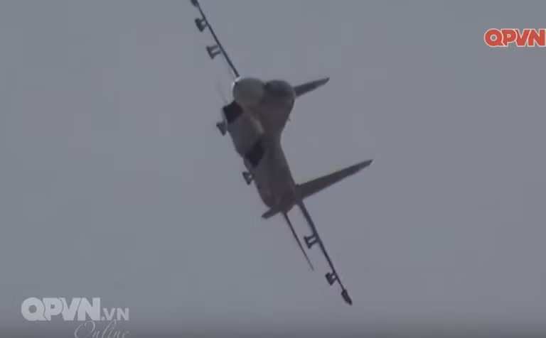 Tiêm kích Su-27UBK 8526 do nhà máy A32 sửa chữa nâng cấp tung cánh trên bầu trời đất mẹ Việt Nam.