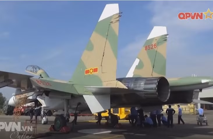 Máy bay tiêm kích Su-27UBK đang được kiểm tra kỹ thuật kỹ càng chuẩn bị cho chuyến bay chuyển sân về căn cứ Trung đoàn 940.
