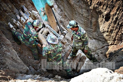 Trong ảnh, bộ đội Công binh đang thực hiện công tác rà phá bom mìn, vật liệu nổ còn sót lại trong chiến tranh.
