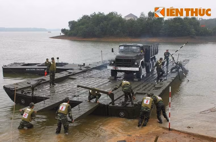 Hệ thống cầu phao PMP có thể bắc cầu dài 227 m và có thể ghép thành phà có tải trọng khác nhau, chiều rộng làn xe 6,5 m. Để bắc bộ cầu này trong điều kiện ban ngày mất 50 phút. Trong bộ cầu PMP có 12 ca nô kéo, 32 đốt khơi, 2 vệt chống lầy và 4 đốt phao bờ. Để chuyên chở bộ cầu này phải dùng đến 36 xe tải Kraz-255V.