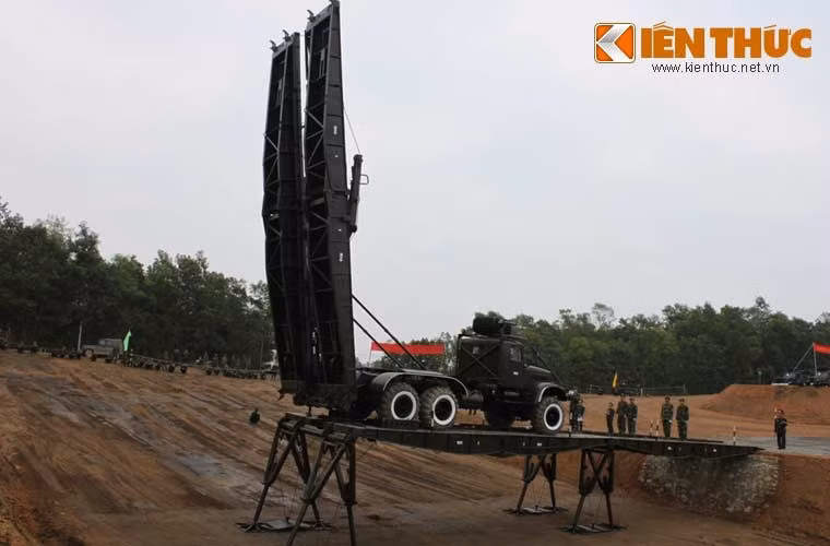 Cầu TMM-3M là một trong những loại cầu xung kích, đảm bảo cho Sư đoàn bộ binh cơ động, nhanh chóng vượt qua các chướng ngại vật hẹp (sông, suối, khen cạn…) có chiều rộng tới 40m và ở độ sâu trung gian lớn nhất lên đến 3m. Cầu cho phép các loại xe xích trọng lượng 60 tấn, di chuyển với tốc độ 15 km/giờ và xe bánh lốp có tải trọng lên trục không quá 11 tấn, hành quân với tốc độ từ 20 đến 25 km/giờ, vượt qua êm thuận.