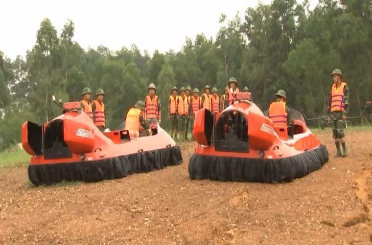 Xuồng đệm khí cao tốc do Mỹ chế tạo được trang bị cho Công binh Việt Nam.