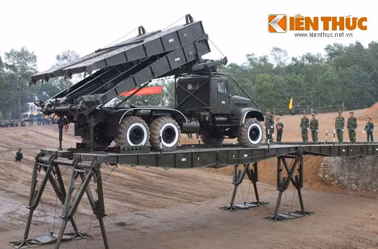 Còn đây là khí tài cầu cơ giới hạng nặng TMM-3M của Lữ đoàn Công binh 299 có khả năng cho phép các xe xích trọng lượng 60 tấn di chuyển qua. Một bộ cầu TMM-3M gồm 4 xe, trong đó mỗi xe có trọng lượng là 20,4 tấn. Cầu TMM-3M có chiều dài lớn nhất 8,9m, rộng 3,22m và cao 3,55m.