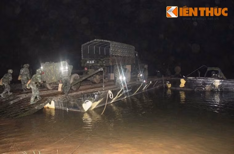 Bộ đội công binh thiết lập cầu phao PMP trong đêm phục vụ bộ đội hành quân trong đêm
