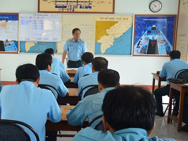 Sáng 11/8, Trung đoàn 935 (Sư đoàn 370) đã tổ chức ban bay cán bộ cho các đồng chí cán bộ từ biên đội trưởng trở lên trên máy bay tiêm kích Su-30MK2. Theo dõi, chỉ đạo ban bay có Thiếu tướng Đỗ Minh Tuấn - Phó Tư lệnh Quân chủng PK-KQ; Thủ trưởng các cơ quan chức năng của Quân chủng; lãnh đạo, chỉ huy và đại diện các cơ quan thuộc Sư đoàn 370. Ảnh: Thiếu tướng Đỗ Minh Tuấn - Phó Tư lệnh Quân chủng giao nhiệm vụ trước ban bay.