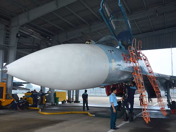 …Tiếp đó, các phi công lần lượt thực hiện các chuyến bay huấn luyện theo kế hoạch. Đến 10 giờ 15 phút, ban bay cán bộ của Trung đoàn 935 kết thúc, hoàn thành kế hoạch với 9/9 lần chuyến, đảm bảo an toàn tuyệt đối. Ảnh: Đội ngũ kỹ thuật triển khai thực hiện nhiệm vụ kiểm tra kỹ thuật máy bay.