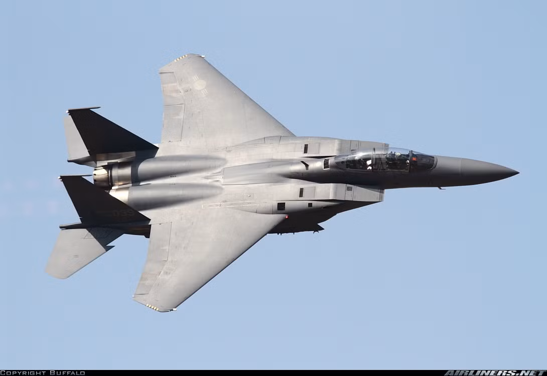F-15K được trang bị radar mạng pha chủ động AESA AN/APG-63(V)1 cung cấp chế độ hoạt động không đối không và không đối đất. Radar có thể theo dõi mục tiêu bay thấp, bay cao, mục tiêu di chuyển trên mặt đất, mặt nước. Cung cấp chế độ lập bản đồ mặt đất độ phân giải cao để nhận diện mục tiêu từ tầm xa.