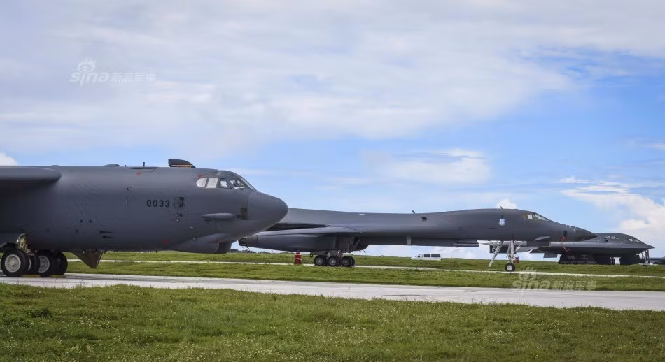 Kinh ngac: “Phao dai bay” B-52, B-1B, B-2 dang cung o Guam