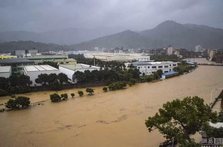 Biển nước mênh mông vào sáng 28/9 sau khi bão Megi chính thức đổ bộ Trung Quốc.