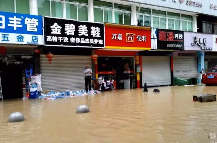 Đường Hualin ở Phúc Châu, Trung Quốc ngập nước sáng 28/9 do ảnh hưởng từ cơn bão Megi.