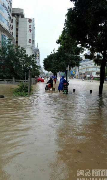 Cơn bão này có sức gió lên tới 118,8 km/h. Megi, cơn bão thứ 17 đổ vào Trung Quốc từ đầu năm cho tới nay, đã cướp đi sinh mạng 4 người và làm bị thương 268 người khi càn quét Đài Loan vào ngày hôm trước.