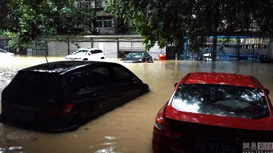 Xe ô tô chìm trong biển nước. Đây là những hình ảnh đầu tiên về những thiệt hại do bão Megi gây nên.