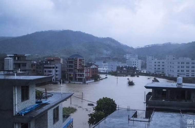 Một thị trấn Trung Quốc biến thành sông.