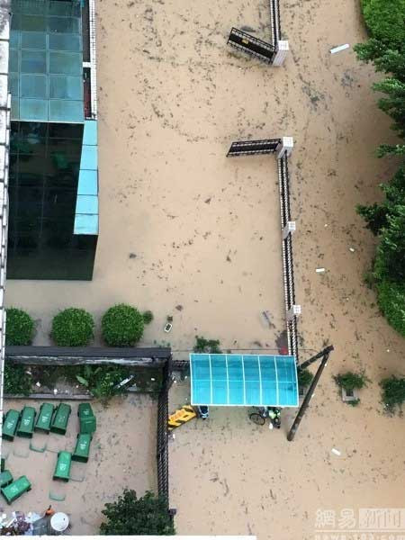 Cảnh nước ngập mênh mông sau các cơn mưa lớn do ảnh hưởng của bão Megi.