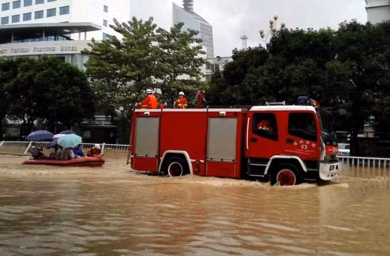 Nhân viên cứu hộ ứng cứu những người bị mắc kẹt ở nhà sáng 28/9.