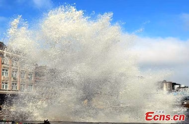 Sóng đập mạnh vào bờ ở thành phố Ôn Lĩnh, tỉnh Chiết Giang hôm 26/9 trước khi bão Megi càn quét Trung Quốc.