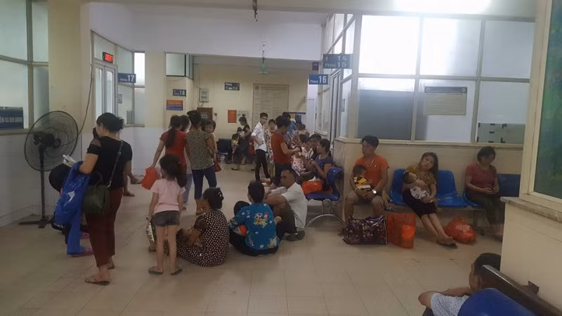 Tại Bệnh viện Nhi Trung ương, theo thống kê trong những ngày nắng nóng vừa qua, mỗi ngày có khoảng 3.500 trẻ đến khám và điều trị, tăng từ 10% đến 15% so với bình thường. Trung bình mỗi ngày, Khoa Khám bệnh của BV tiếp nhận khoảng từ 3.200-3.500 bệnh nhi đến khám, chủ yếu trẻ mắc các bệnh như sốt virus, tiêu chảy, viêm đường hô hấp.