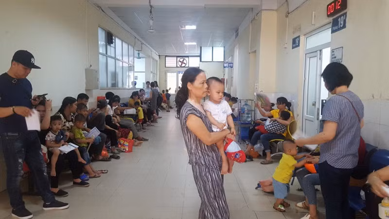 Số bệnh nhi nhập viện vì nắng nóng tại Bệnh viện Nhi Trung ương những ngày nắng nóng tăng từ 10-15% so với trước đó. Để hỗ trợ bệnh nhân, tại hành lang các BV đã bố trí hệ thống quạt làm mát. Ngoài ra, một số Bệnh viện Nhi Trung ương còn bố trí hỗ trợ nước uống miễn phí.