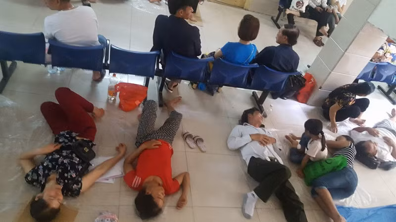 Người nhà nằm la liệt trên sàn hàng lang Bệnh viện Bạch Mai.