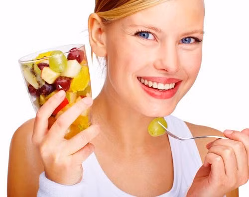 Sau khi ăn no ăn ngay hoa quả: Đây là thói quen rất nhiều người mắc phải, thông thường sau khi ăn 1 đến 2 giờ dạ dày mới có thể tiêu hóa được hết thức ăn. Ảnh: songkhoe.vn. 