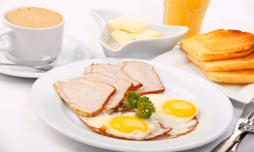 Sau khi ăn no nới lỏng thắt lưng hoặc cạp quần. Đây là thói quen hại dạ dày của nhiều người, sau khi ăn no cảm thấy tức bụng việc làm đầu tiên thường nới lòng cạp quần hoặc thắt lưng. Ảnh: Khoe24h.vn.