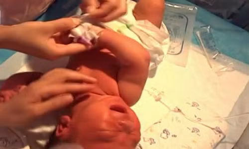 Em be day thang tuoi cuu ca nha thoat chet