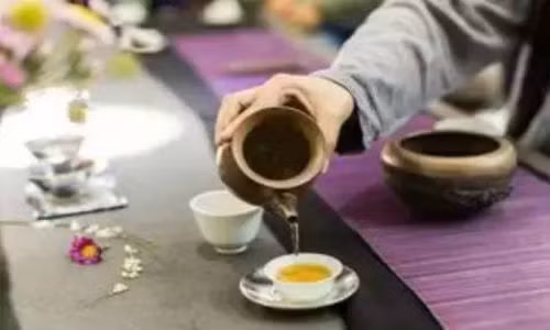 Vì thế, phụ nữ mang thai nên hạn chế uống trà đặc biệt là trà đặc. Trong thời kỳ cho con bú, cũng không nên uống trà vì caffeine có thể vào sữa mẹ tạo sự kích thích khiến trẻ mất ngủ hoặc quấy khóc.