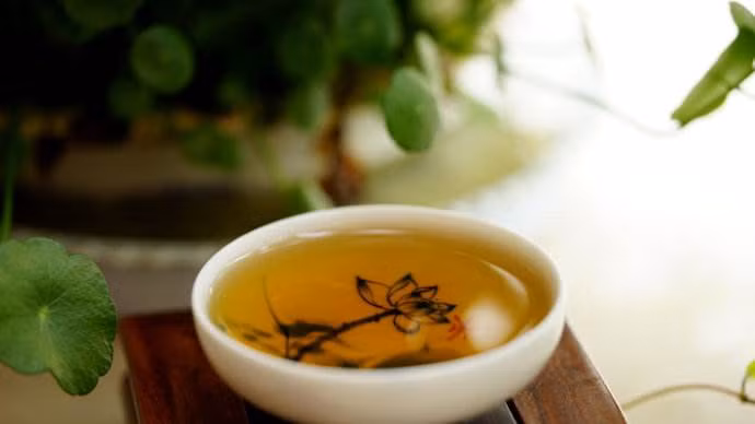 Người suy nhược thần kinh : Caffeine có trong trà sẽ kích thích trung khu thần kinh, không tốt cho những người thần kinh yếu, dễ gây mất ngủ và thần kinh căng thẳng.