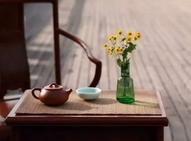 Trẻ đang trong thời kỳ phát triển xương; Những đứa trẻ đang trong giai đoạn phát triển chiều cao không nên uống trà vì hợp chất alcaloid có trong trà sẽ làm ảnh hưởng đến khả năng hấp thu canxi, gây bất lợi đến sự phát triển xương của trẻ.