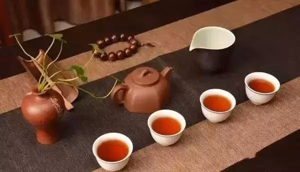 Phụ nữ mang thai hoặc cho con bú: Trong trà có chứa hàm lượng lớn polyphenol, cafein đều là những thành phần gây bất lợi đến sự phát triển của thai nhi.