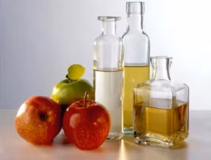 Dấm: Có rất nhiều công dụng trong chế biến thực phẩm, dấm giúp khử mùi, khử tanh, giảm độ ngấy, tăng độ thơm, làm mềm thực phẩm. Ngoài ra, dấm giúp giữ vitamin có trong thực phẩm không bị phân hủy ở nhiệt độ cao. Ảnh: buaanhoanhao.vn.