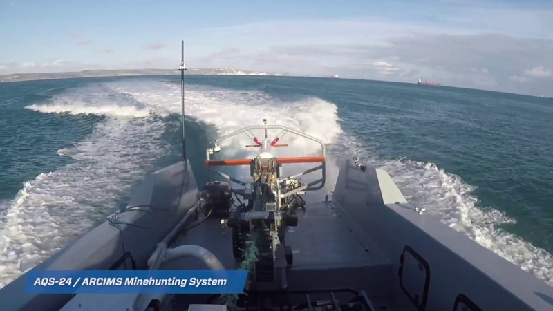 Hệ thống phát hiện thủy lôi nhờ có chức năng phát ra các tia laser công suất cao, hướng liên tục xuống mặt biển và cảm biến hình ảnh được truyền về trung tâm. Khi tác chiến, hệ thống này phối hợp với một số thiết bị khác để săn tìm mục tiêu.