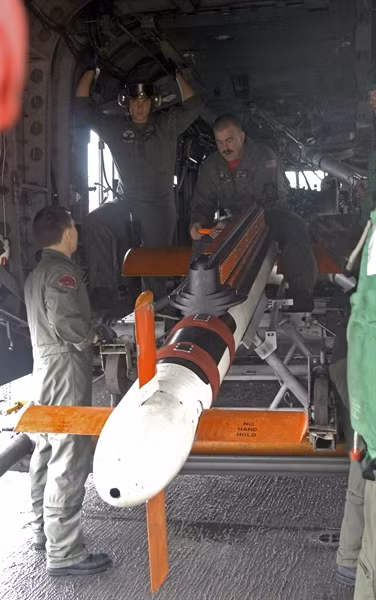 Dù các tàu ngầm, tàu chiến trên mặt nước và máy bay thường thu hút sự chú ý của giới báo chí trong các trận hải chiến trên biển, thế nhưng trên thực tế những quả thủy lôi mới là mối nguy hiểm lớn nhất đối với bất cứ con tàu nào trên biển.