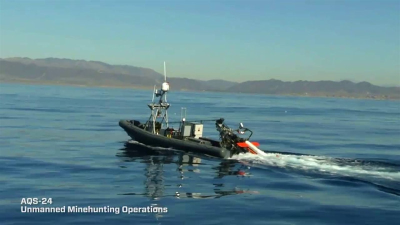 Hệ thống phát hiện thủy lôi nhờ có chức năng phát ra các tia laser công suất cao, hướng liên tục xuống mặt biển và cảm biến hình ảnh được truyền về trung tâm. Khi tác chiến, hệ thống này phối hợp với một số thiết bị khác để săn tìm mục tiêu.