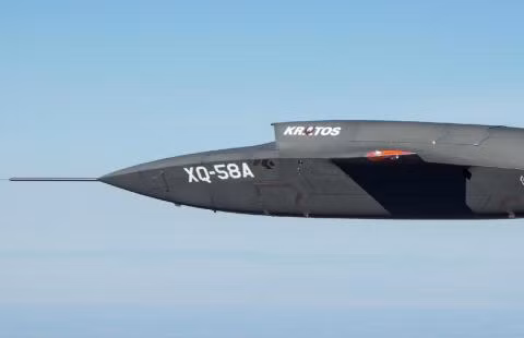 Tiem kich F-35 ban nham UCAV XQ-58A: My tu lam kho minh