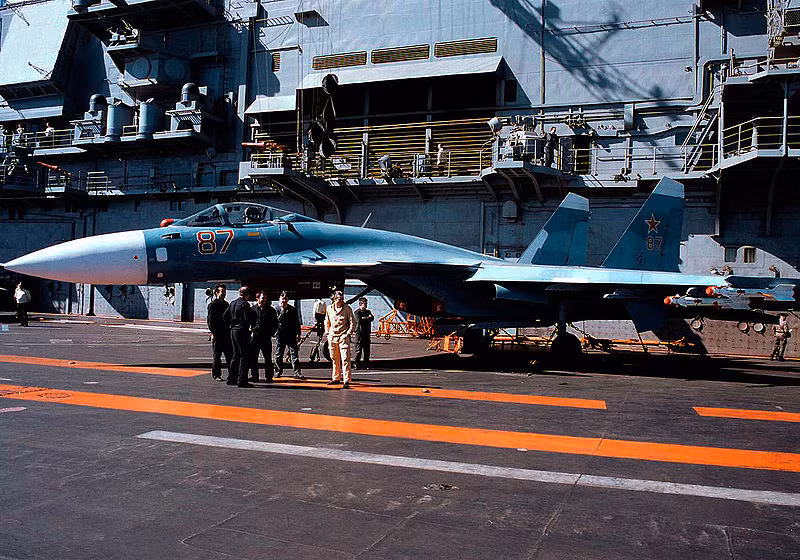 Hôm qua (17/7), Không quân Hải quân Nga chính thức tròn 100 năm tuổi. Dẫu rằng trải qua lịch sử thăng trầm, suy giảm ghê gớm sau khi Liên Xô sụp đổ, nhưng tới nay Không quân Hải quân Nga vẫn là một trong những lực lượng hàng đầu thế giới với quân số, trang bị tương đương lực lượng không quân nhiều nước trên thế giới. Với 28.000 binh sĩ thường trực và khoảng 359 máy bay các loại.