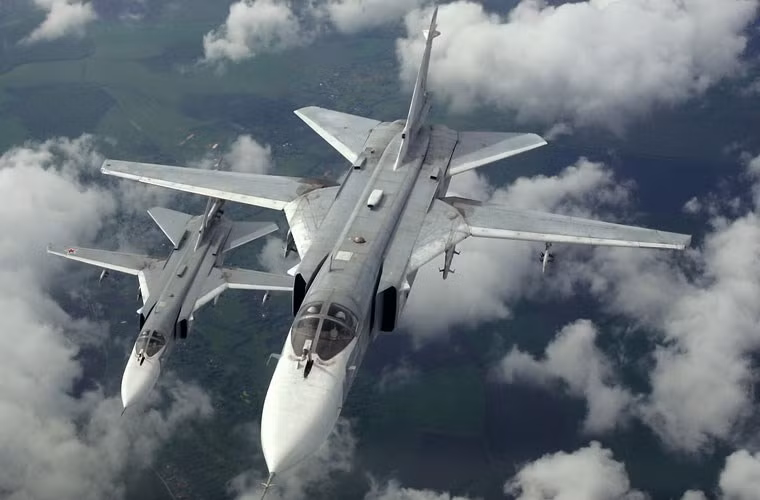 Lực lượng máy bay cường kích của Không quân Hải quân có 18 chiếc cường kích cánh cụp cánh xòe Su-24M.