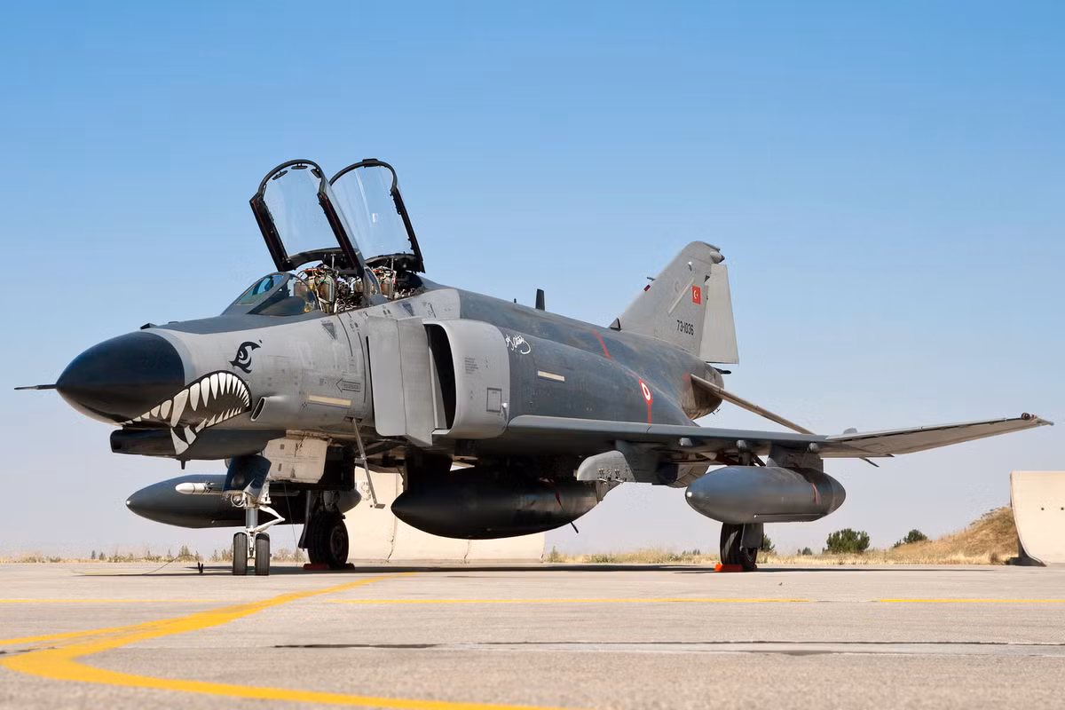 F-4E Terminator. 49 chiếc F-4E được Israel nâng cấp với các hệ thống điện tử hàng không mới như radar EL/M-2032, hệ thống hiển thị HUD, cần lái HOTAS, trang bị hệ thống dẫn đường GPS/INS, hệ thống gây nhiễu EL/L-8222 cùng với những vũ khí mới như AGM-65D/G Maverick, AGM-88 HARM, AGM-142 Popeye,…