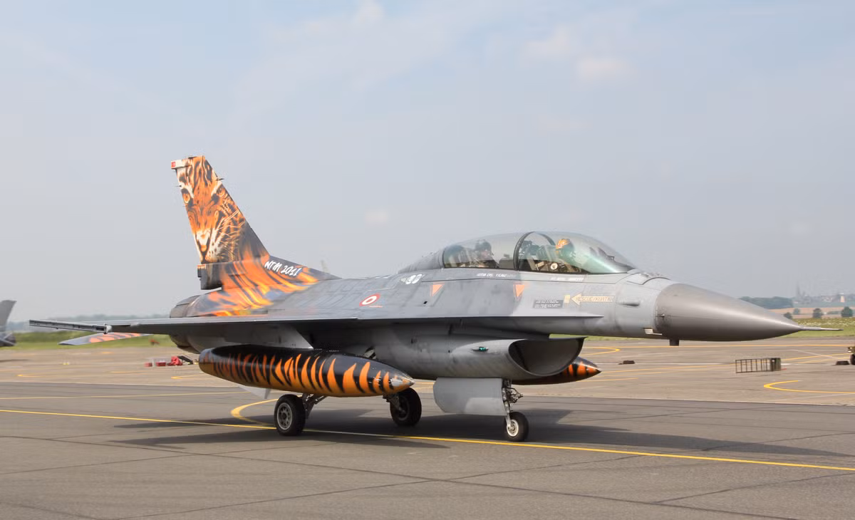 Vào tháng 9/1983, chính phủ Thổ Nhĩ Kỳ đặt mua 34 chiếc máy bay chiến đấu F-16C Block 30 và 9 chiếc F-16D Block 30 dưới chương trình mua sắm Peace Onyx I. 8 chiếc F-16C/D Block 30 đầu tiên sẽ được lắp ráp tại Mỹ, 35 chiếc còn lại sẽ do TUSAS Aerospace Industries (TAI) của Thổ Nhĩ Kỳ lắp ráp. Ảnh: F-16D Block 30 là phiên bản 2 chỗ ngồi của F-16C Block 30. F-16C/D Block 30 sử dụng động cơ turbine phản lực Pratt &amp; Whitney F100-PW-220. F-16C/D Block 30 có tốc độ tối đa là Mach 2.02 và mang được tải trọng vũ khí lên đến 7,7 tấn.