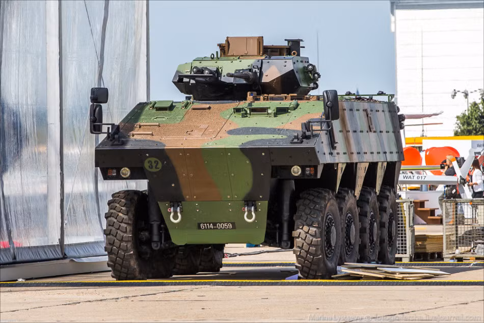 Trong ảnh là một chiếc xe thiết giáp chiến đấu của Quân đội Pháp tại triển lãm hàng không Paris 2015.