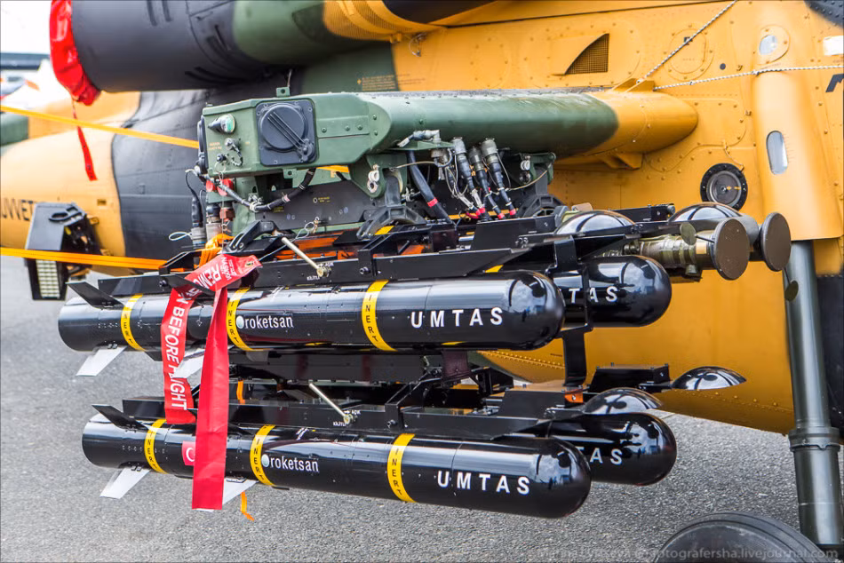 Trên giá vũ khí của T129 được treo sẵn các đạn tên lửa chống tăng UMTAS.