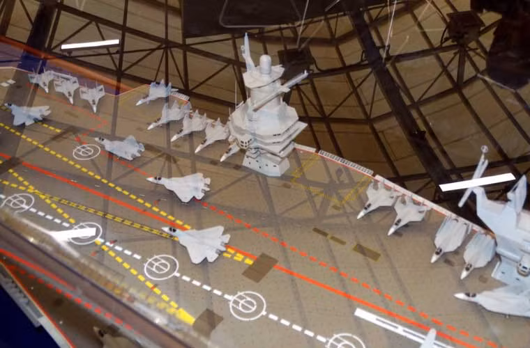 Đáng chú ý, tàu sân bay Project 23000E thiết kế với hai “đảo” – thượng tầng tàu chiến – nét thiết kế tương tự tàu sân bay Queen Elizabeth.