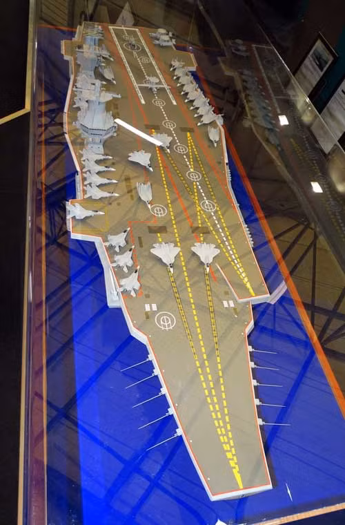 KRSC quảng cáo rằng, Project 23000E trang bị động cơ thông thường hoặc lò phản ứng hạt nhân cho tốc độ hành trình tối đa 30 hải lý/h, tốc độ kinh tế 20 hải lý/h, thời gian hoạt động 120 ngày, chịu được sóng gió cấp 6-7.