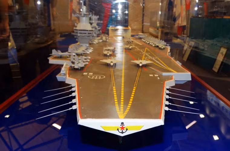 Mô hình thiết kế tàu sân bay Project 23000E Shtorm được tiết lộ lần đầu vào tháng 5/2015, tuy nhiên Diễn đàn Quân sự - Kỹ thuật Army 2015 mới là nơi đầu tiên mà nó được giới thiệu rộng rãi trước công chúng.