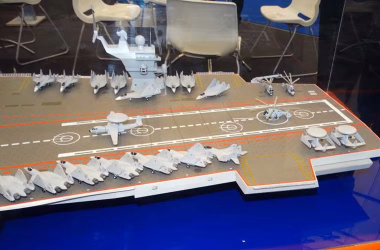 Đặc biệt, Project 23000E hoàn toàn dời bỏ lối thiết kế tuần dương hạm hạng nặng chở máy bay thời Liên Xô khi lược bỏ hầu hết các vũ khí hạng nặng. Thay vào đó, nó chỉ trang bị vũ khí phòng không, chống ngầm hạng nhẹ, tầm ngắn.